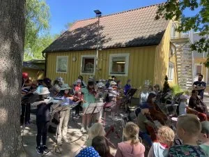 The Skolgårds spelar musik utomhus