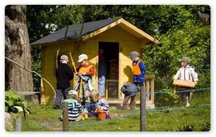 Barn utomhus på G-klavens förskolas skolgård