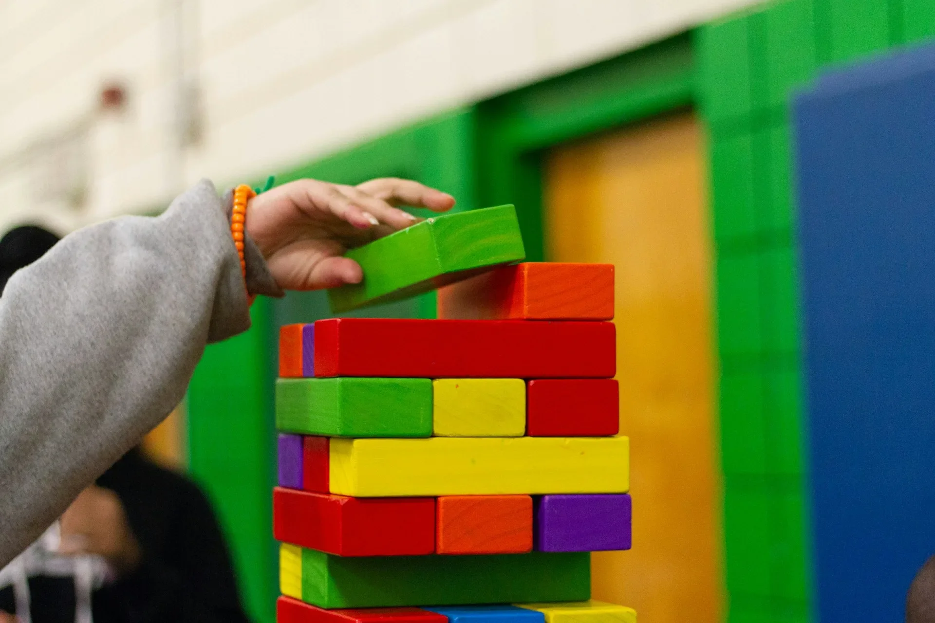 Barn leker med färgglada klossar på G-klavens förskola