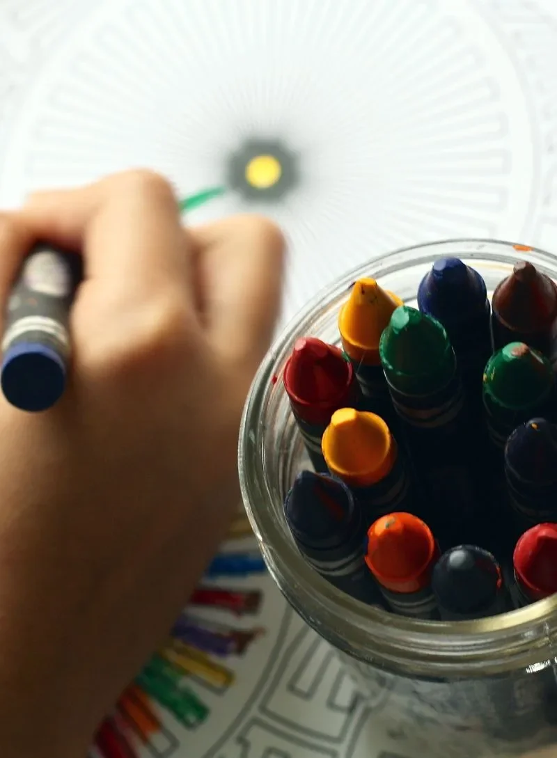 Färgglada pennor och kreativt material – lärande på friskola